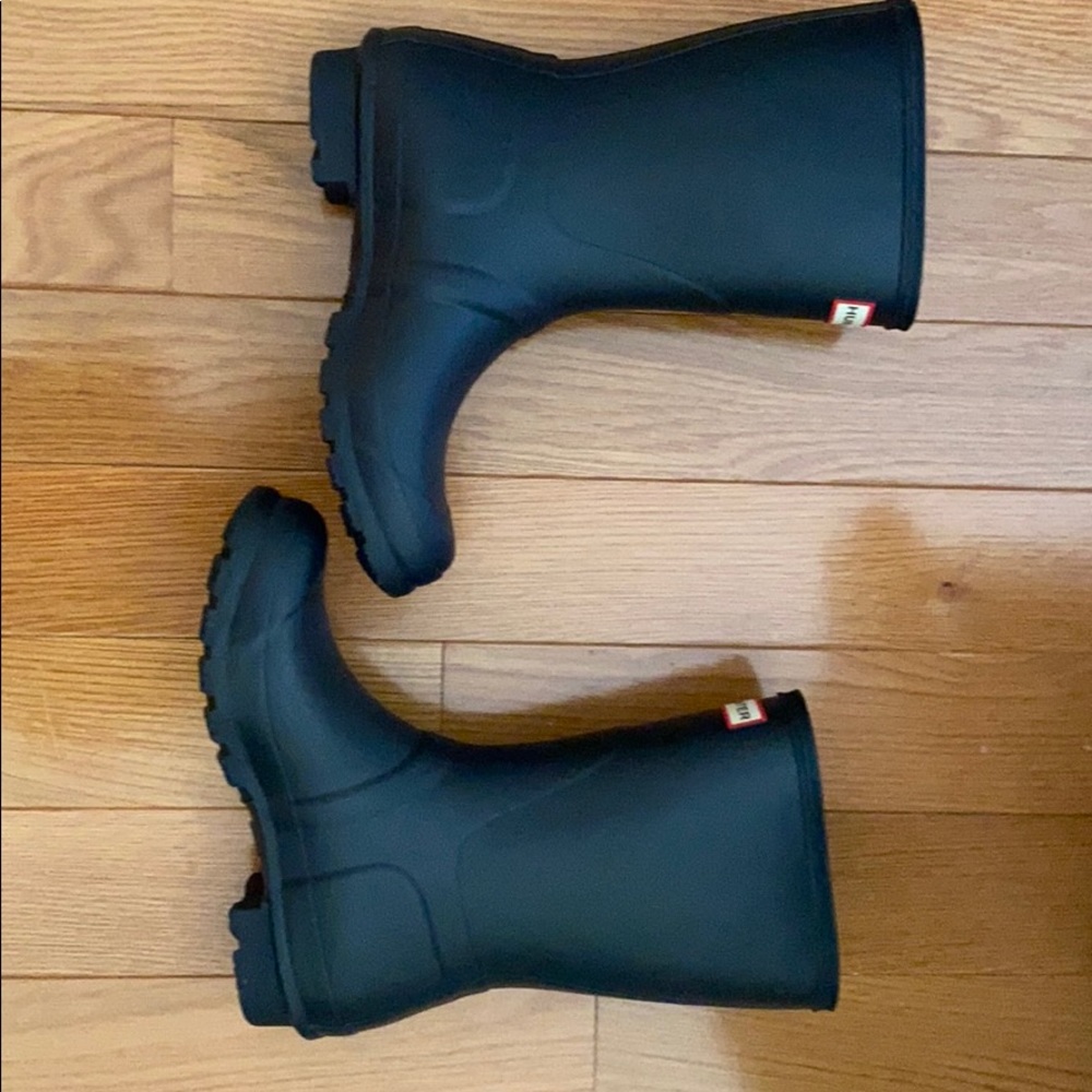Brand new short Hunter Navy Matte rain boots! 💙